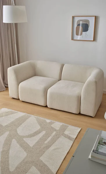 modułowa sofa w jasnej tkaninie